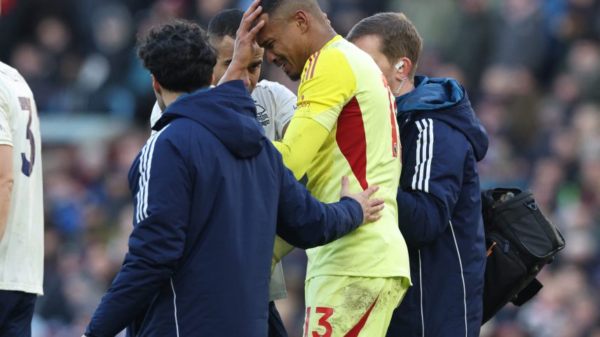 Lesioando, goleiro John chora e é substituído logo após falha em terceiro gol do Aston Villa contra o Nottingham Forest — Foto: Darren Staples/AFP