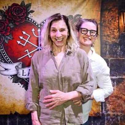 Alessandra Maestrini posa com namorada durante teatro em SP