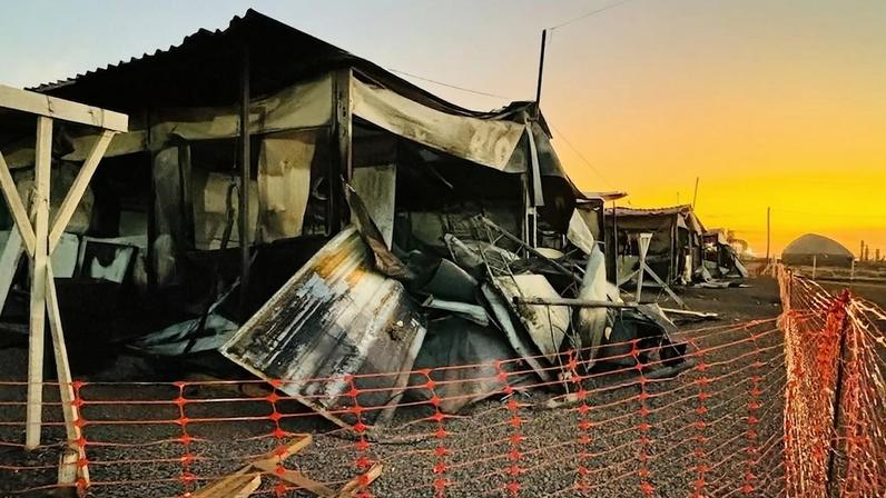 Alojamentos queimados por trabalhadores que se revoltaram com condições degradantes -- operação resgatou 563 trabalhadores no canteiro de obras de uma usina de etanol de milho em Porto Alegre do Norte (MT)