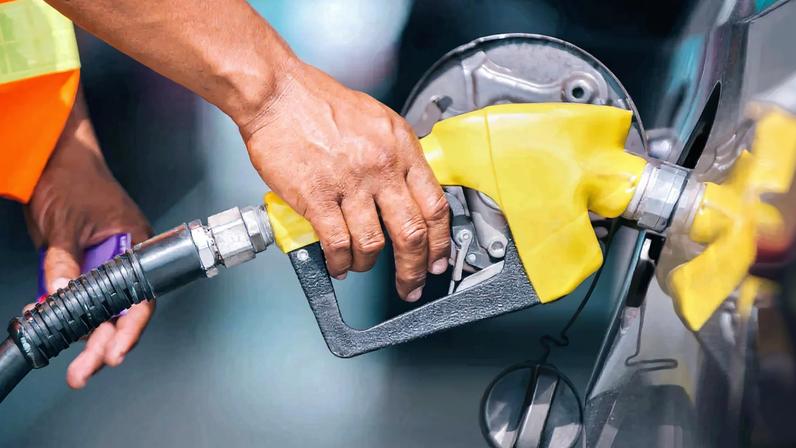 Petrobras reduz preço da gasolina a distribuidoras. Será que chega nas bombas?