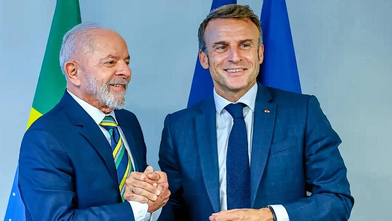 Presidentes Lula e Macron conversam sobre Conselho da Paz e questões internacionais.