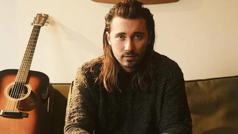 Seph Schlueter apresenta a canção 'Life With You', refletindo sobre a graça salvadora.