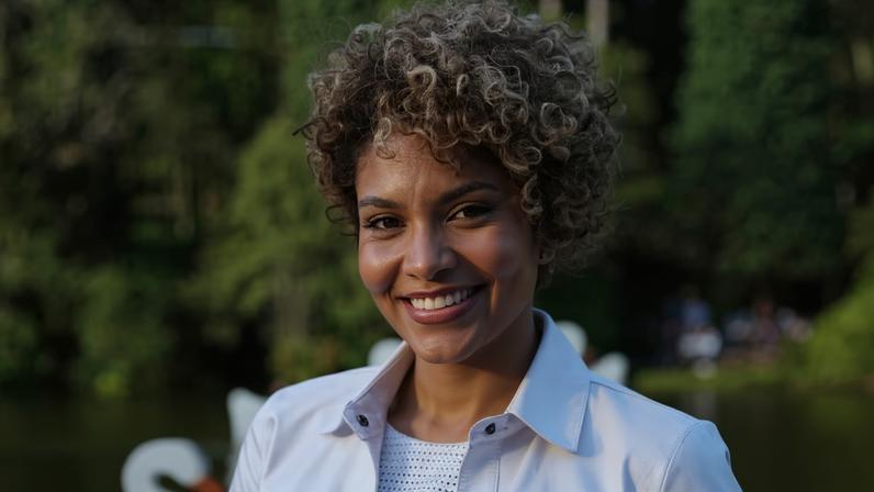 Barbara Reis diz que não deseja ser mãe no momento e comenta polêmica da personagem Lena, em Três Graças, que compra o bebê de Joélly