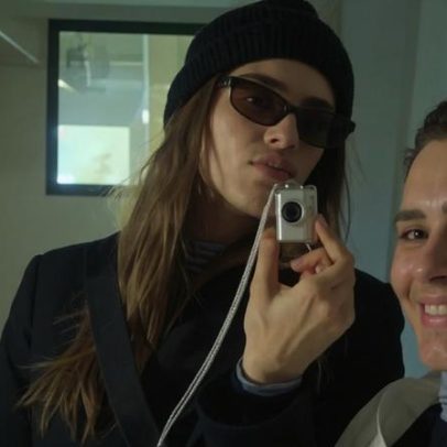 Carolina Dieckmann faz selfie com os filhos em viagem usando câmera pequena