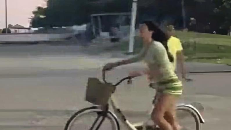 Bruna Marquezine e Shawn Mendes andam de bike com Sasha Meneghel e João Lucas