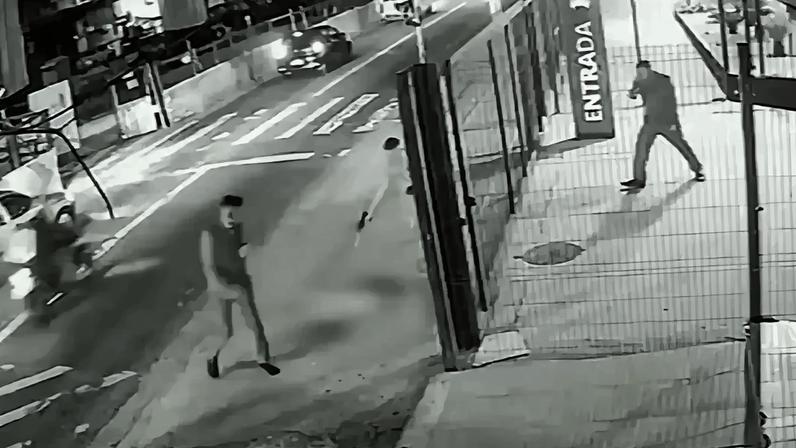 Cachorro é morto a tiros em frente a ponto de ônibus em SP