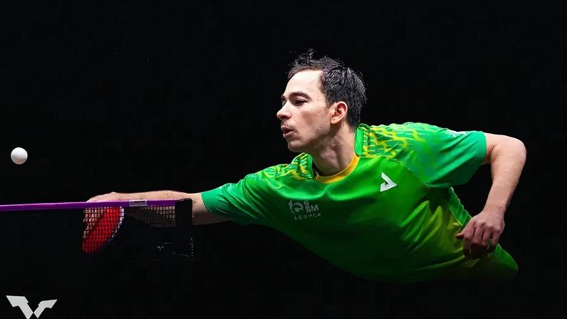 Hugo Calderano durante a estreia no WTT Champions de Doha (Foto: Divulgação/ WTT)