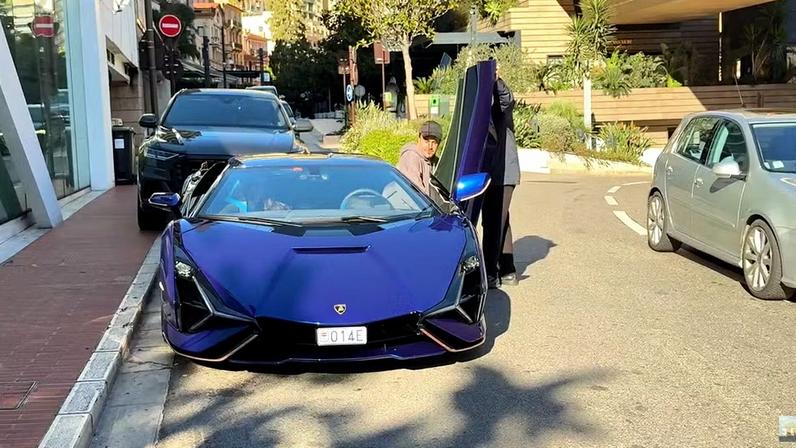 Fernando Alonso com Lamborghini Sián — Foto: Reprodução/YouTube