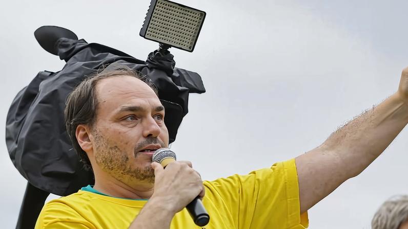 Carlos Bolsonaro durante ato bolsonarista em Florianópolis preparando a campanha