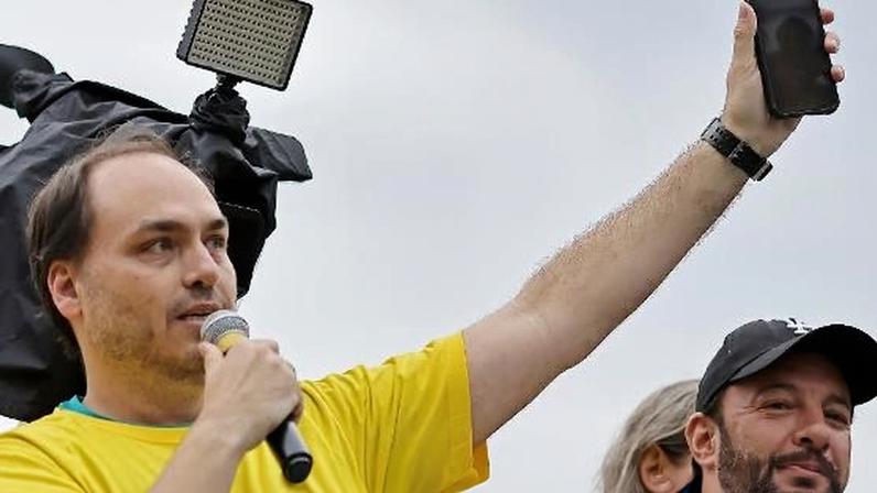 Carlos Bolsonaro participa de ato bolsonarista em Florianópolis