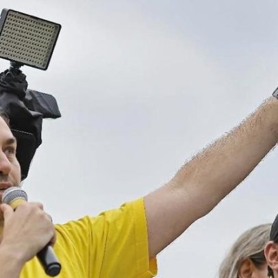 Carlos se reúne com Tarcísio com aval de Bolsonaro