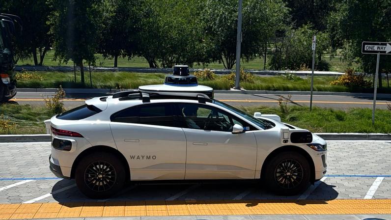 Táxi-robô da Waymo atropela criança perto de escola e é investigado