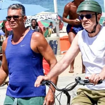 Marcos Caruso faz treino ao ar livre com o marido na orla de Ipanema