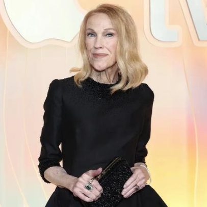 Catherine O’Hara aparece feliz em festa de Hollywood em última aparição.