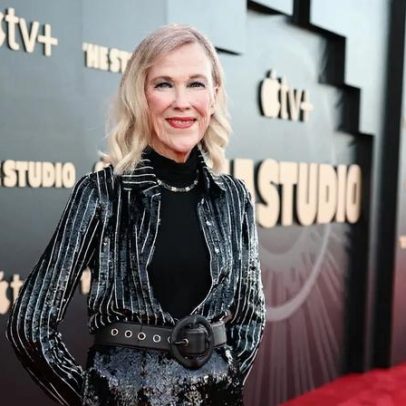 Áudio 911 mostra Catherine O’Hara com dificuldade para respirar antes de ir ao hospital