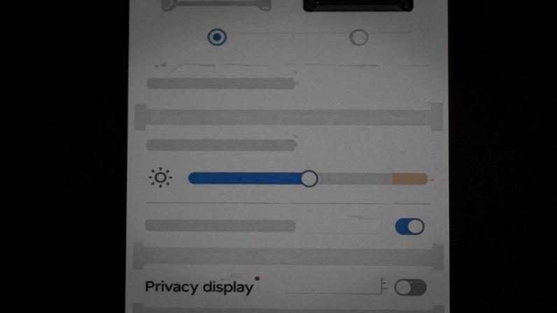 Animation of the Samsung Galaxy S26 Ultra's Privacy Display toggle.