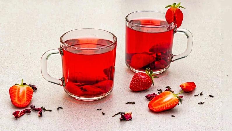 Chá de hibisco com morango (Imagem: Fuzull Hanum | Shutterstock)