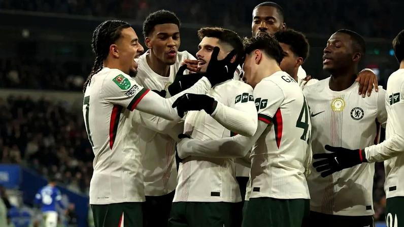 Pedro Neto, do Chelsea, comemora o segundo gol na vitória sobre o Cardiff, válida pela Copa da Liga Inglesa (Foto: Adrian Dennis/AFP)