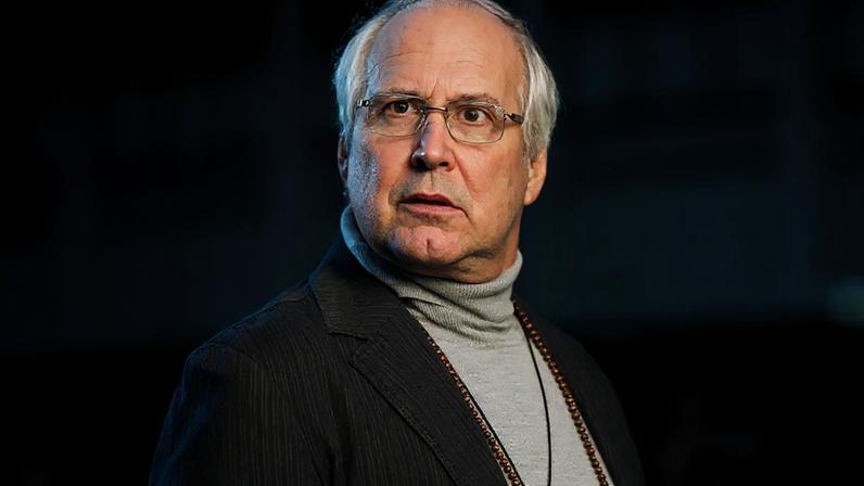 Chevy Chase em imagem promocional de Community