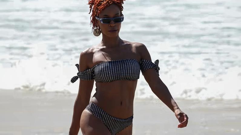 Karol Conká na Praia da Conceição, em Fernando de Noronha — Foto: Dilson Silva/AgNews