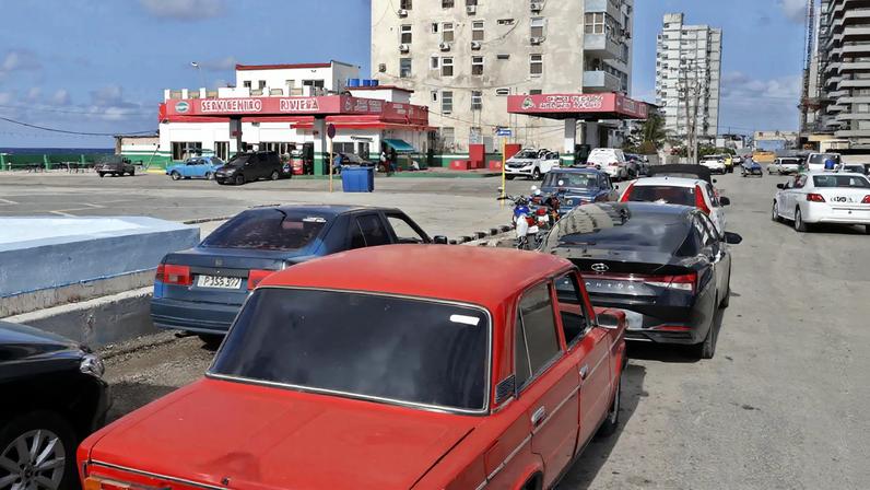 Fila em posto de combustíveis em Havana (Foto: Ernesto Mastrascusa/EFE)