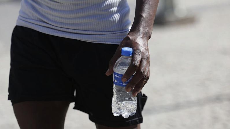 Rio de Janeiro (RJ), 26/12/2025 – Pessoas cuidam da hidratação em dia de calor no Rio de Janeiro. Foto: Fernando Frazão/Agência Brasil