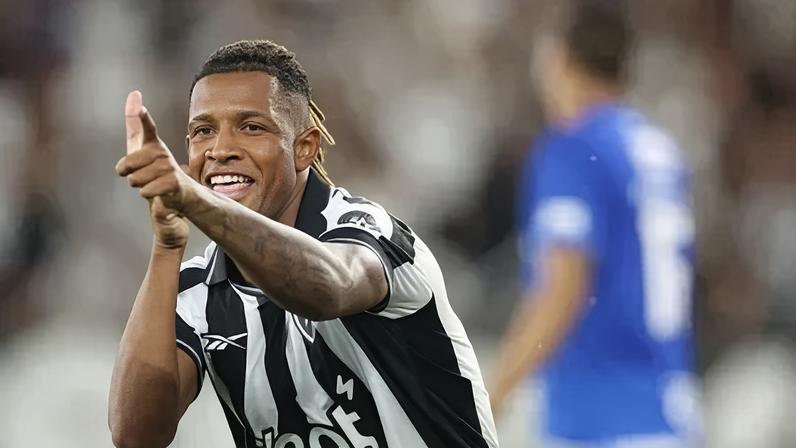 Danilo comemora gol em Botafogo x Cruzeiro, pelo Brasileirão.