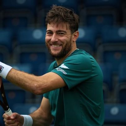 Demoliner vence estreia na temporada e desafia favoritos nas oitavas