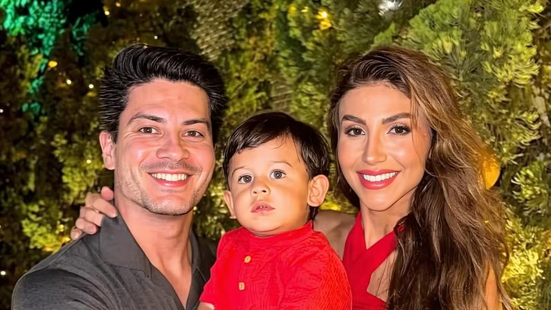 Arthur Aguiar ao lado do filho, Gabriel, e da esposa, Jheny Santucci