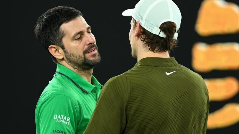 Novak Djokovic e Jannik Sinner (Foto: Corinne Dubreuil/FFT)