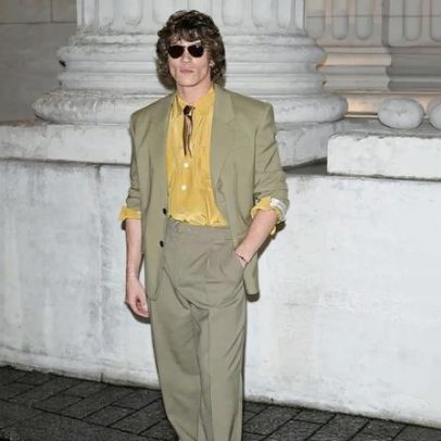 Elenco de Heated Rivalry no desfile da Saint Laurent em Paris