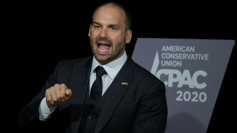 Eduardo Bolsonaro se manifesta sobre ordem da PF para retornar ao cargo de escrivão e compara corporação à "Gestapo". (Foto: EFE/EPA/Erik S. Lesser)