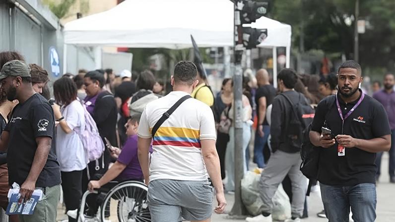 Estudantes correm para não perder o segundo dia de prova do Enem 2025, antes do fechamento dos portões da FMU da Liberdade, em São Paulo