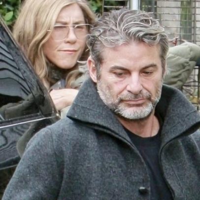 Jennifer Aniston apoia namorado hypnotista em evento de livro após Natal