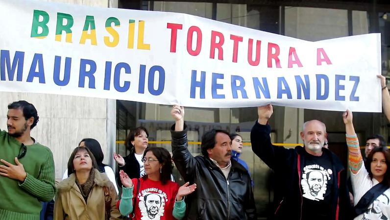 Parentes e amigos de Hernández Norambuena protestam diante de consulado brasileiro em Valparaíso, no Chile. (Foto: Diego Ignacio / EFE)