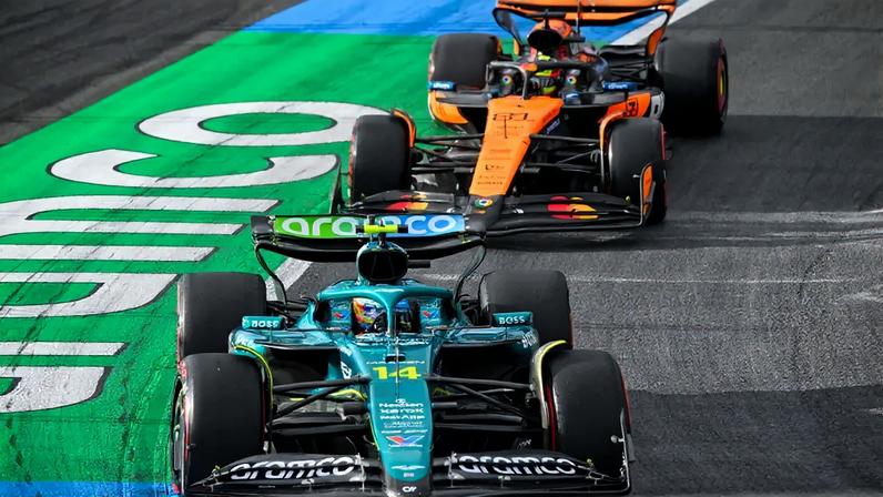 Fernando Alonso, da Aston Martin, e Oscar Piastri, da McLaren, em ação no treino livre do GP da Holanda pela F1 2025 (Foto: JOHN THYS / AFP)