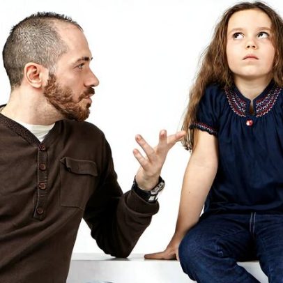 Desobediência infantil aumenta pressão sobre pais, aponta guia 2026