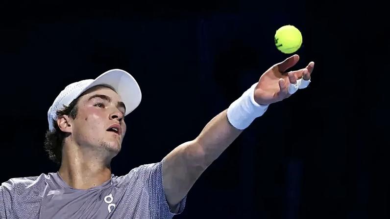 João Fonseca saca na campanha vitoriosa no ATP 500 da Basileia (Foto: Divulgação)