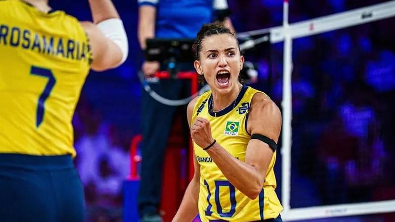Gabi Guimarães foi eleita a melhor ponteira da VNL Feminina, com Myriam Sylla (Foto: Divulgação/Volleyball World)