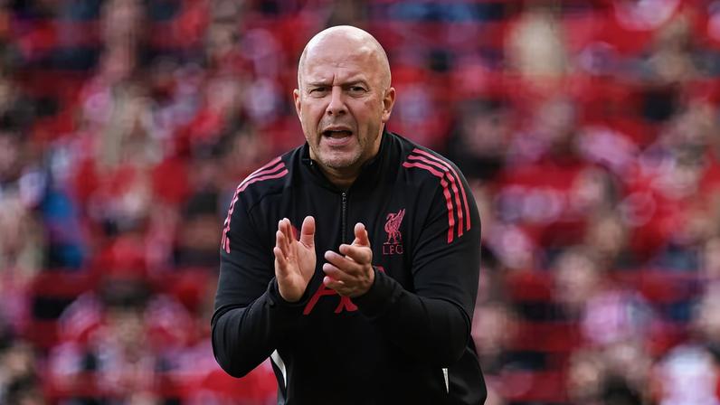 Arne Slot, técnico do Liverpool, durante amistoso contra o Athletic Bilbao — Foto: Getty Images