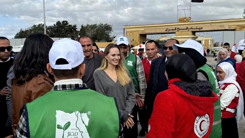 Angelina Jolie visita fronteira entre Egito e Gaza em missão humanitária — Foto: Getty Images