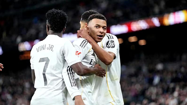 Mbappé, Vini Jr e Bellingham comemoram gol do Real Madrid sobre o Levante — Foto: Getty Images