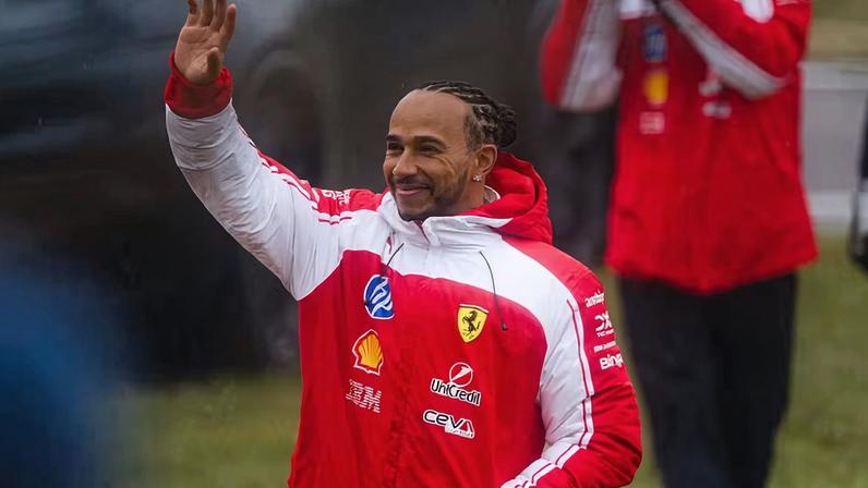 Lewis Hamilton acena para os fãs em shakedown da Ferrari no Circuito de Fiorano, na Itália — Foto: Callo Albanese/Getty Images