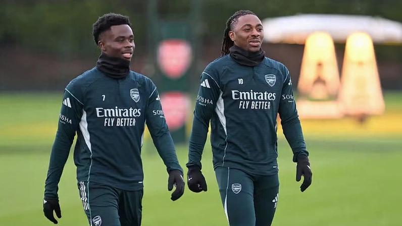 Saka e Eze em treino do Arsenal antes de jogo contra o Leeds na Premier League — Foto: Getty Images