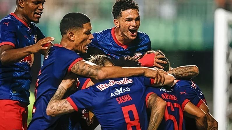 Jogadores do Red Bull Bragantino comemoram o gol de Juninho Capixaba na vitória sobre o Coritiba pelo Brasileirão