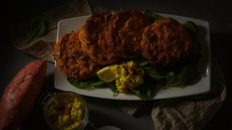 Hambúrguer de batata-doce e quinoa (Imagem: Nina Firsova | Shutterstock)