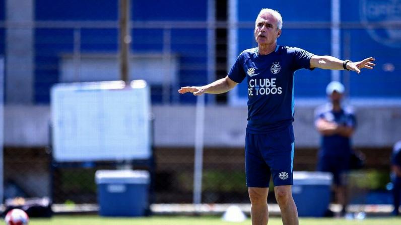 Luis Castro, treinador do Grêmio, abre o jogo sobre saída do Botafogo: 'Me permiti trabalhar com um dos jogadores que são referência mundial' (2:24)