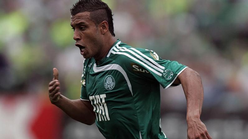 Léo Lima comemora após marcar para o Palmeiras sobre o São Paulo, em 2008