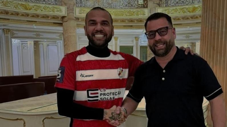 Daniel Alves posa para foto ao ser anunciado como investidor do Sporting Clube São João de Ver, de Portugal