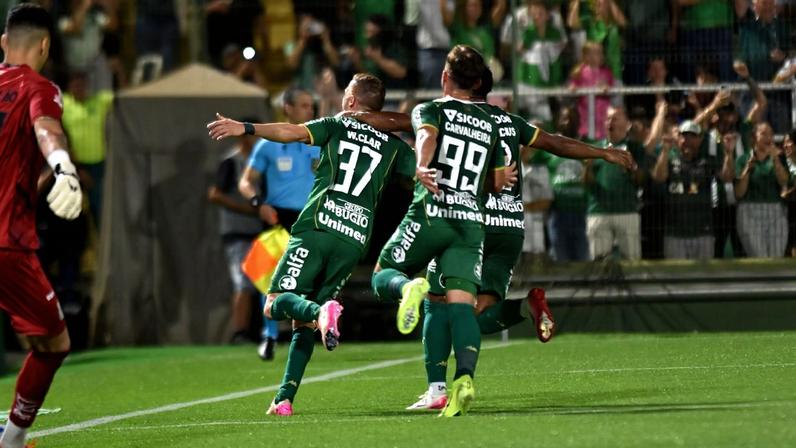 Walter Clar comemora seu gol em Chapecoense 4 x 2 Santos, na Arena Condá, pela 1ª rodada do Campeonato Brasileiro 2026
